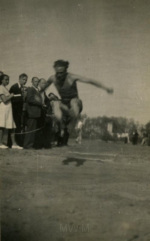 KKE 3447.jpg - Skok w dal na mistrzostwach okręgu. Jan Rutkowski, 1947 r.